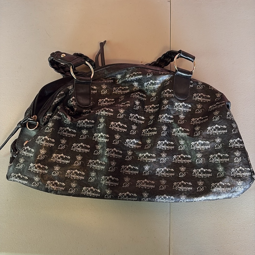 Delicious Y2K Vintage Black and Silver Shoulder Bag with Braided Handles - Picture 11 of 16